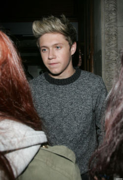 1dupdateschile:  Niall leaving the BBC Radio 1 Studios 18.11.2012 