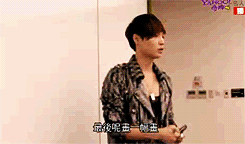 yijings:  Lay drawing a self portrait of himself to show his members 