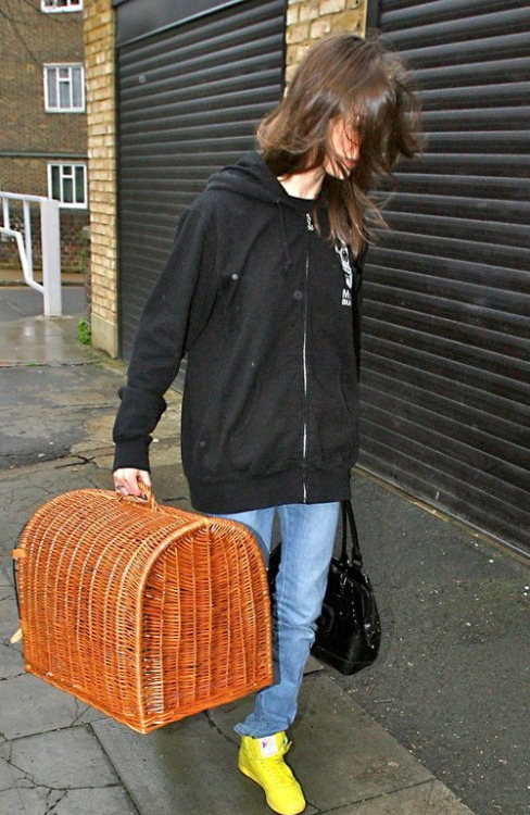 aldysmartin: Anouck Lepère carries a kitten in a basket into Kate Moss’ house, 28th Aug