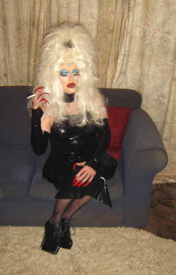 sissylola:  sissy smoking 