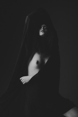 delicatesexandlove:  thequietfront:  Remi Kozdra &amp; Kasia Baczulis  A delicate blog of artistic nudes &amp; tender love