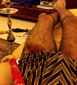 mideastmen:  Saudi smoking shisha 