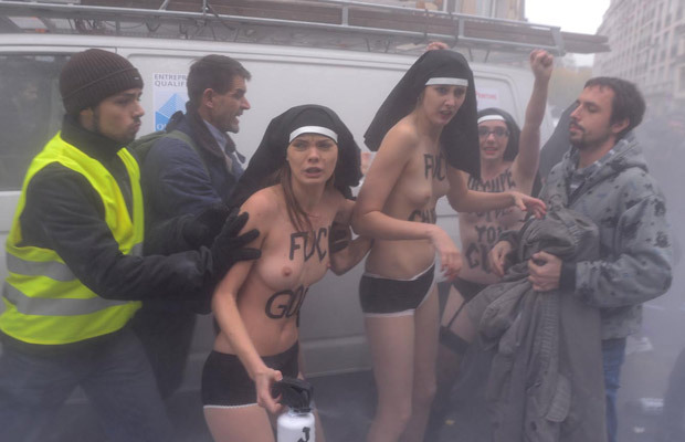 letsbuildahome-fr:  ANTI-GAY MARRIAGE PROTESTERS CLASH WITH FEMINISTS IN PARIS French