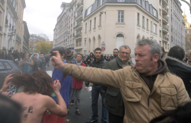 letsbuildahome-fr:  ANTI-GAY MARRIAGE PROTESTERS CLASH WITH FEMINISTS IN PARIS French