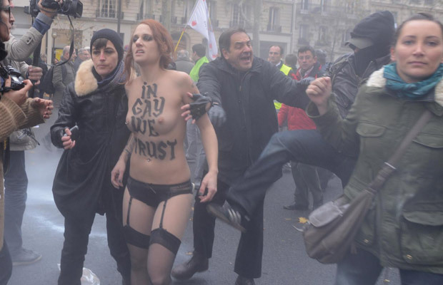 letsbuildahome-fr:  ANTI-GAY MARRIAGE PROTESTERS CLASH WITH FEMINISTS IN PARIS French