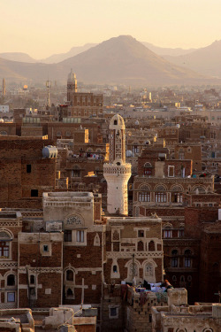 visitheworld:  Sunset in the old city of Sana’a, Yemen (by Retlaw Snellac). 