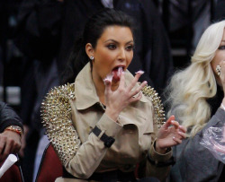 10knotes:  kim kardashian finishes feasting