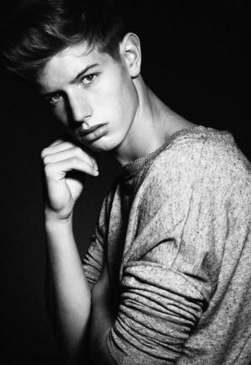cuteguyss:  http://danielzrotfl.tumblr.com