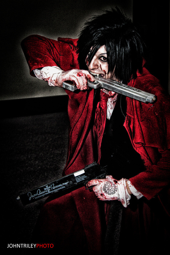 redustrial-ruin:  Marz uploaded another new photo of himself as Alucard to his DA