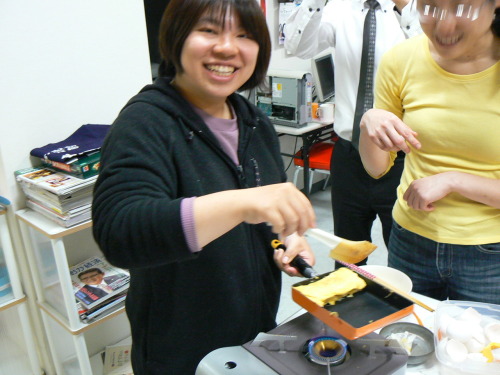 Making “Tamagoyaki”(Japanese omelette).  You will find Tmagoyaki in Obento very often. M