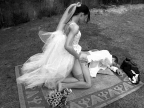 td-slave:  So wird in einer frauendominierten Ehe die Hochzeit vollzogen.