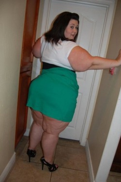 phatdresses:  I love thick legs in dress