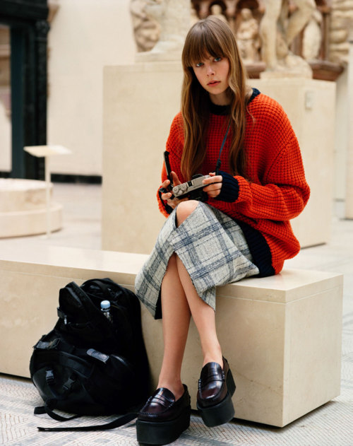 foudre: “Approaches to the history of art”032c, fall/winter 2012Edie Campbell by Alasdair McLellan 