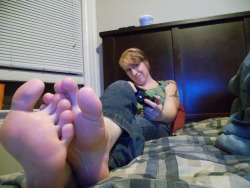 Tonight:  Borderlands 2 With Amber! Also Feets.