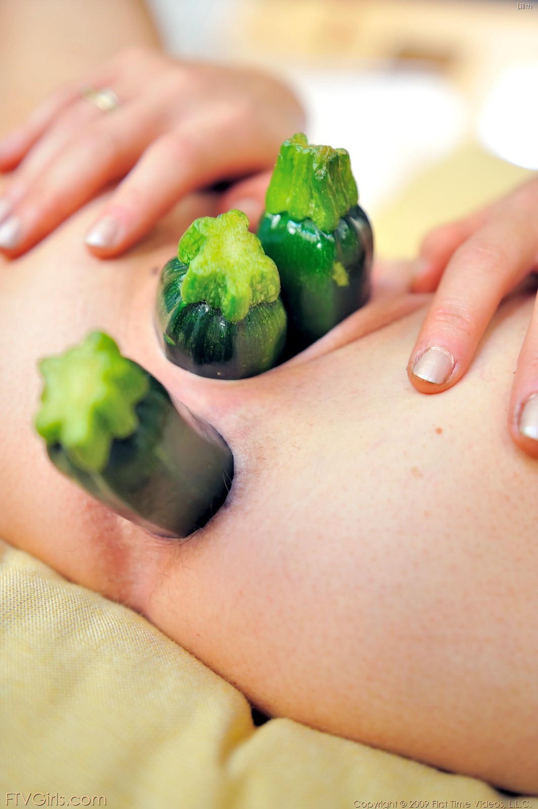 femalebuttholeluvr:  Cornucopia of veggies in honor of Thanksgiving!!  
