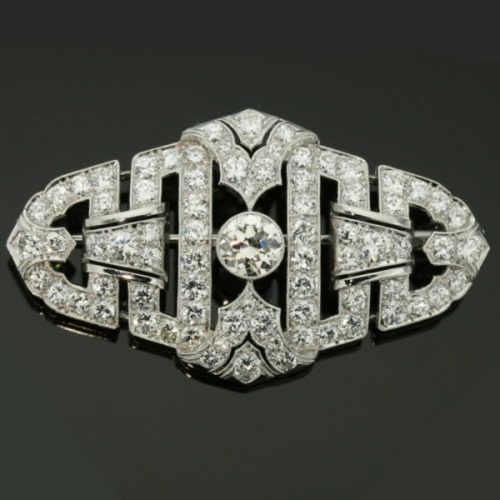 Decorative Art Deco Fifties platinum brooch filled with high quality diamonds