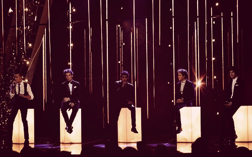 larrypornhub:  tummymetcurls:  I wonder if Louis had to jump   to be able to sit