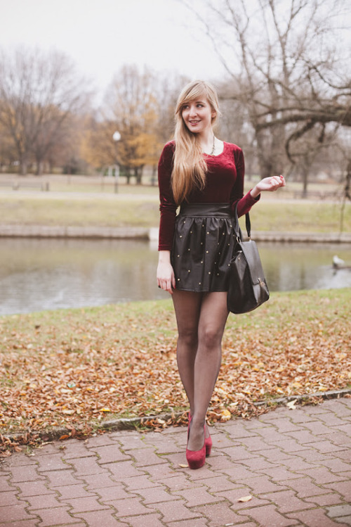 (via Marie Antoinette - Fashion blog: Burgundy and leather)
