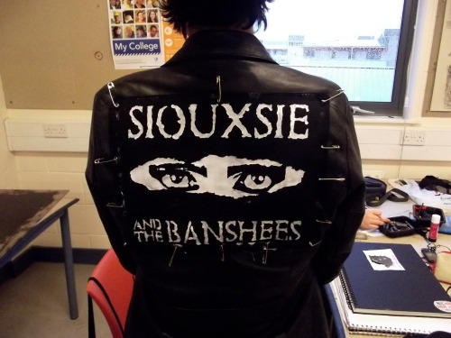 androgynous-space-demon:  My Siouxsie patch I made last night at the back of my jacket. 