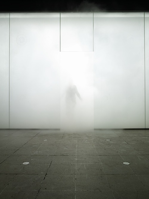 feedwell:  therhumboogie: By Antony Gormley, this immersive installation used dense fog to disorientate and engage the viewers senses, often causing groups of people entering the space to loose one another, and emerge from the space by themselves. ‘You