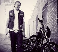 fangirling-feels:  Charlie Hunnam - Entertainment