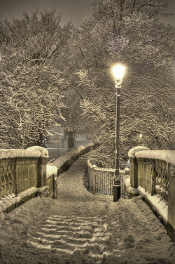 bluepueblo:  Snowy Night, Chester, England