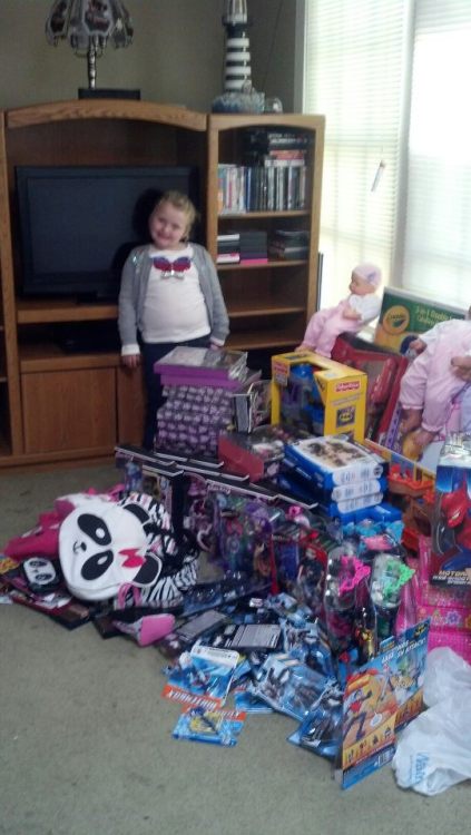 smuppetbuttfluff:   veedeerest:  leanonberger:  summersxdelight:  durianseeds:   This is Alana Thompson aka Honey Boo Boo (Child). She received 񘓤 dollars in donations from fans all around the world. Instead of keeping it for herself, using it for