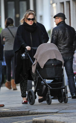 daydreamerforeverbabe:  adelexlondon:  HQ photos: 19th of November - Adele &amp; her son out in London.   ♥ 