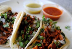 mexicanfoodporn:  Tacos de al pastor con sus salsitas para no perdonar.  Al pastor tacos with salsas. 