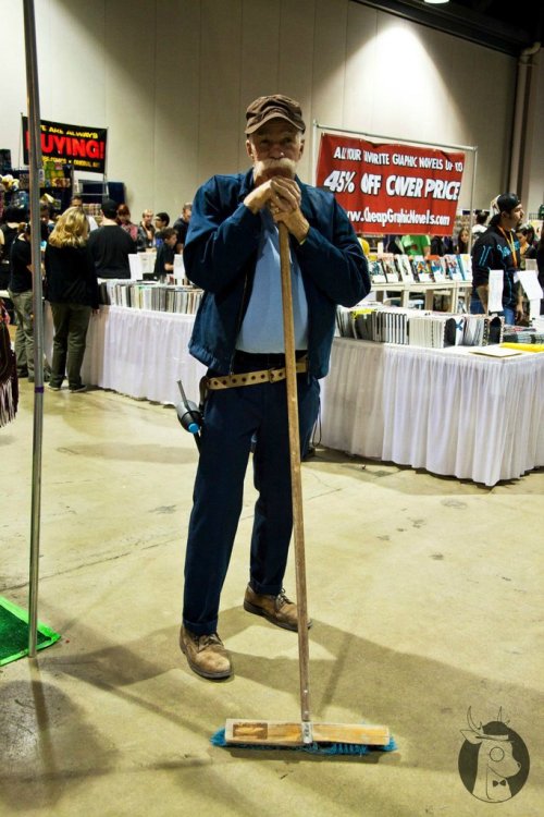 robotindisguise:  Most people at the con didn’t notice him, he just walked around, sweeping things.   