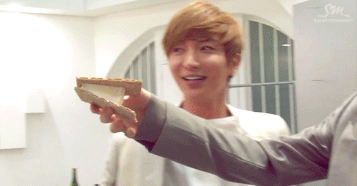 hojaverde:  Who says it can’t be done, Leeteuk? Siwon can. © 