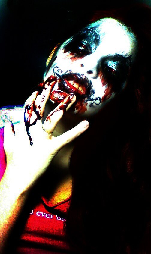 gothikka01:  One of my best friends, Yessica, did some really kick-ass makeup the