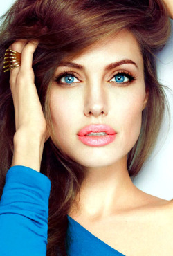  Angelina Jolie 