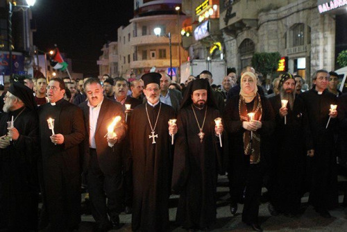 jurhfalastini:Christians and Muslims stand together in Ramallah, Palestine in protest to call an end