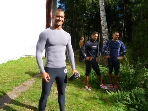 lycladuk:  Guys hangin’ out in sporty skintight gear.