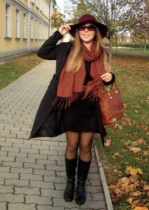(via Make your own fashion show: Burgundy hat)