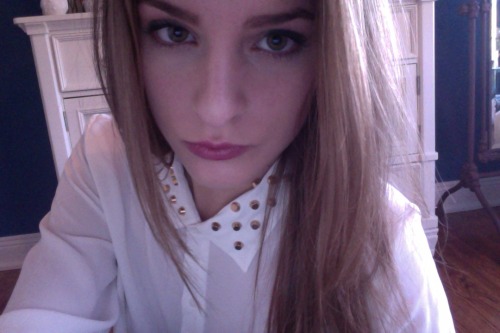 liqhtily:  lunux:   Searching for more pale?   Look on the liqhtily side