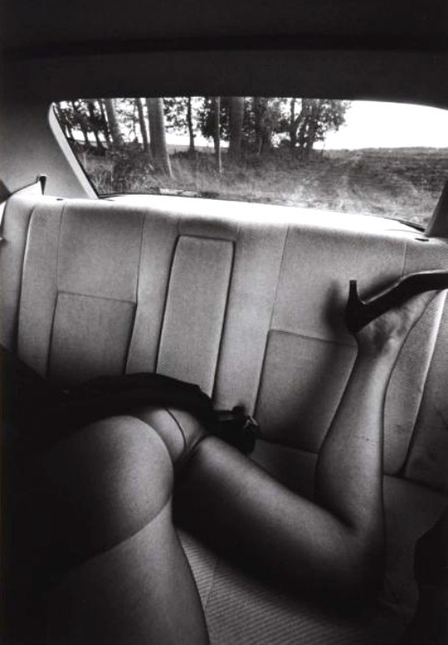 mrxdupontneuf:© jeanloup sieff (1933-2000) // auto-psy: sur la banquette arrière, 1983