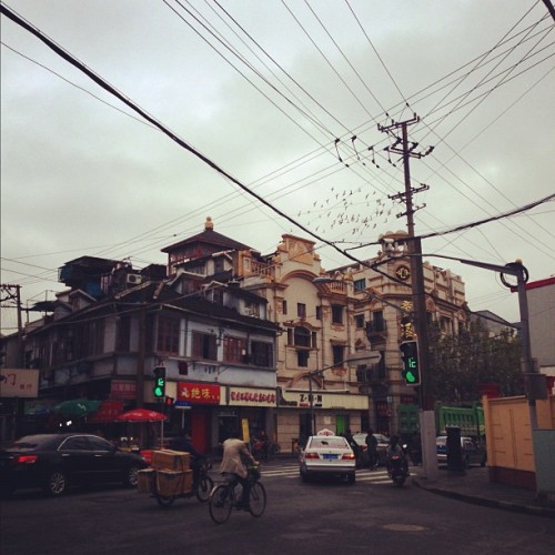 chaoscao:  #china #shanghai #chenghuangmiao #old #street #cloudy #building #history #snapshot  (at 上海老街)