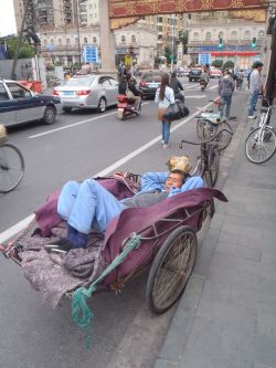 dreamingplanet7:  Great chinese rikshaw sleeper.