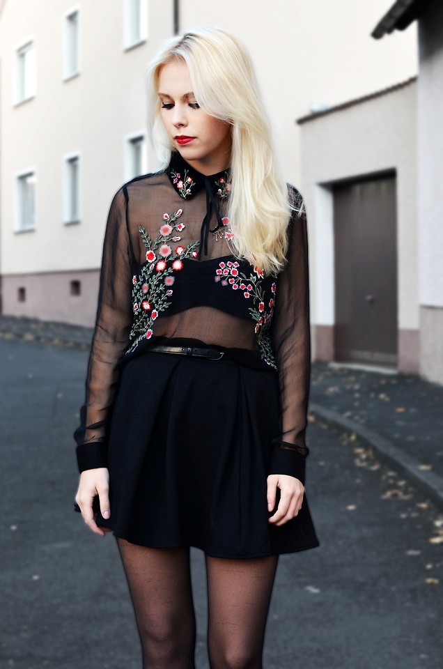 lookbookdotnu:  Little red flowers… (by Tanita Ley) 