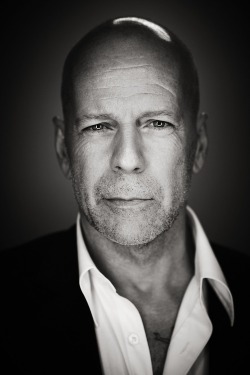 dailycoolmag:  Bruce Willis.