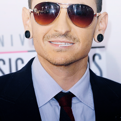 shut-up-and-love-linkin-park:  questo primo piano è meraviglioso ♥