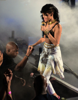 lovescherzy:   Rihmazing  