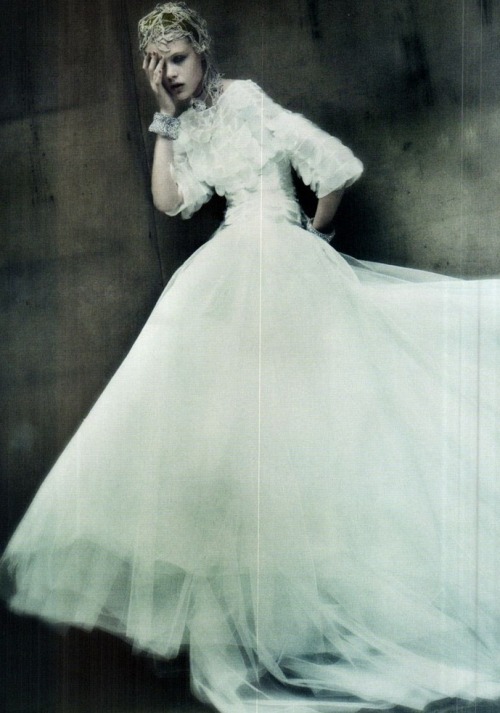 deseased:
“ “the haute couture” frida gustavsson by paolo roversi vogue italia 2011
”