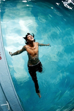 falling-in-kellinquinn:  you can’t just not reblog a shirtless picture of kellin quinn smiling in water 