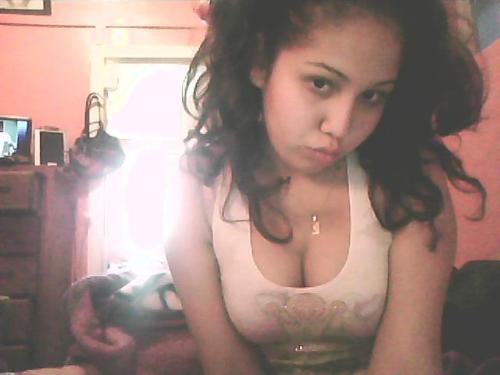 latinaslovers:  (vía MOTHERLESS.COM - Go Ahead She Isn’t Looking! : mexicanas,)  
