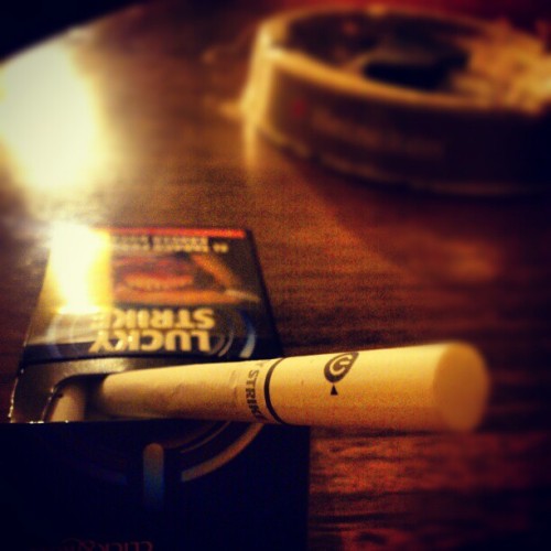 kevinbacardi:  #luckyclick&roll #cigarros #macro #heineken #XperiaArc 