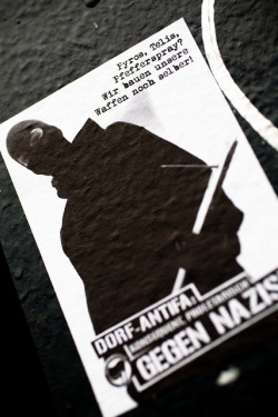 fuckyeahanarchiststickers:  Dorf-Antifa Gegen Nazis by Left-Stickers.com on Flickr. 