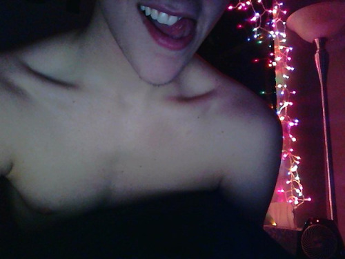 musicallyunspoken:  letsfack:  tongue teeth collarbones nipple  Yes